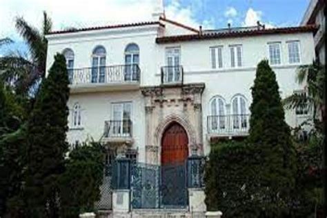 versace trovati 2 cadaveri|Giallo nella villa in cui fu ucciso Gianni Versace: trovati due cadaveri.